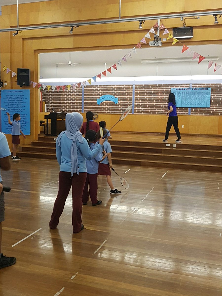 AWPS_GetActive's tweet image. We are learning how to bend our elbows to do backhand. #sportingschools @BadmintonAus