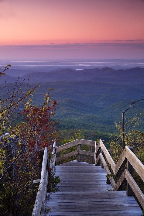 AsheLuxBrkers's tweet photo. Living so close to these beautiful views makes work days so much better! #views #mountains #liveNC https://t.co/p0oU9zOQYd