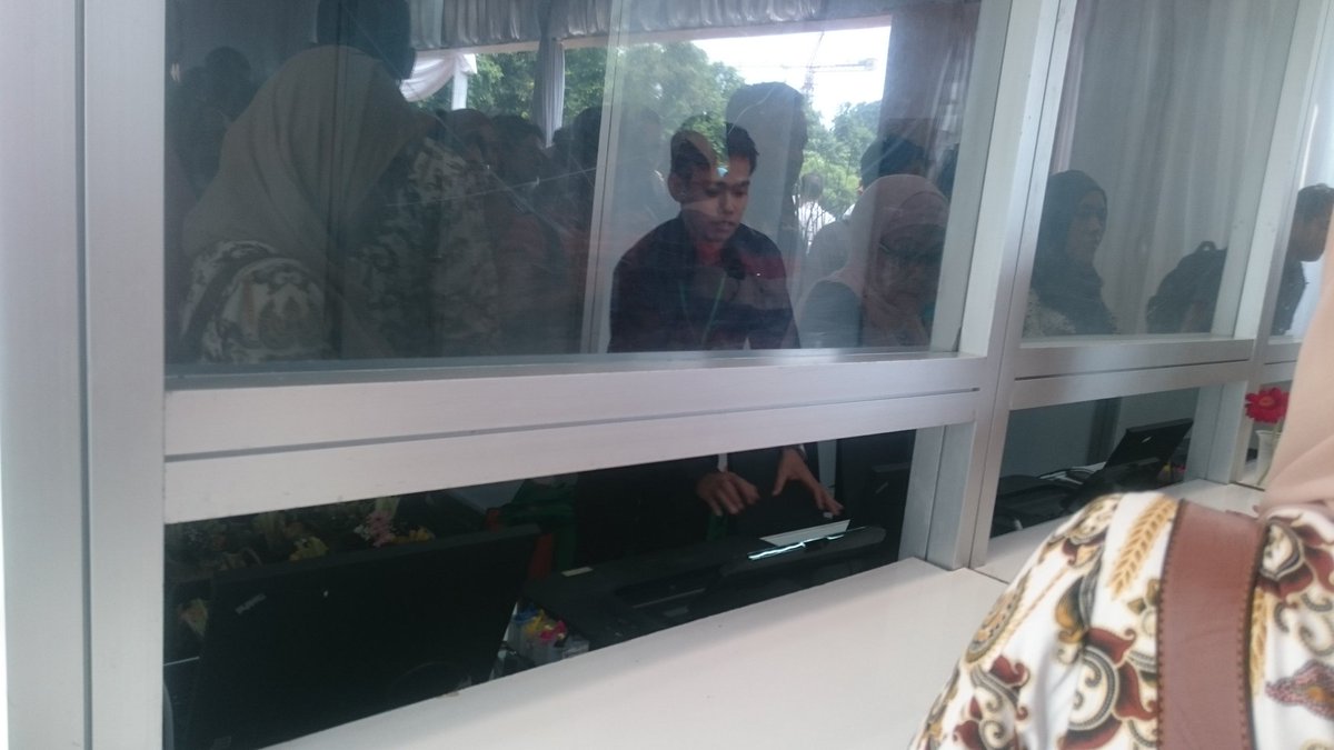 muadasegab's tweet photo. @Fruit_Indonesia ini bgmn? Kok tidak ada petugas registrasi. Antrian sudah mengular, tolong kalau bikin event nasional di prepare scr detail https://t.co/mLwLbMfe0q