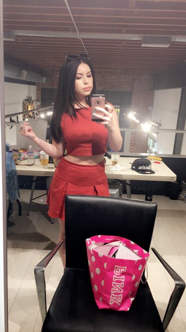 This skirt is too big but I'm so happy to see my love Star at her work🔮👯 https://t.co/L3lJ1W3gim