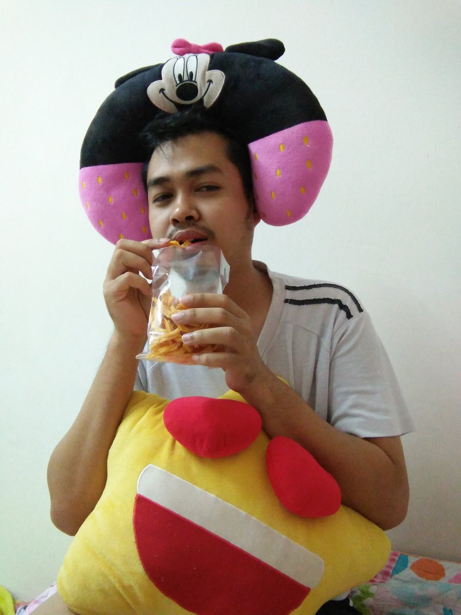 puteryautumn's tweet photo. hahaha semakin hari semakin mcm2 perangai..sabau je lahh haha 😂😂😂😂 https://t.co/abg7H08jSz