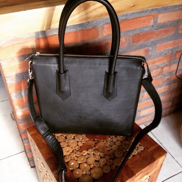 LeatherLemona's tweet photo. great style we have made leather bag in black cow leather . ... #leatherbag #travelbags  https://t.co/qKkuDkQcH2 https://t.co/YAqjpj3sxQ