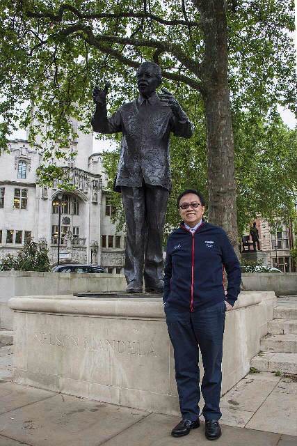 dipoalam49's tweet photo. Kulukis Mandela berbatik di Raja 4 nan indah. Beliau memimpin dgn santun kpd publik, tidak berucap kasar, menghardik dan menista. https://t.co/TZvlOlKPMT