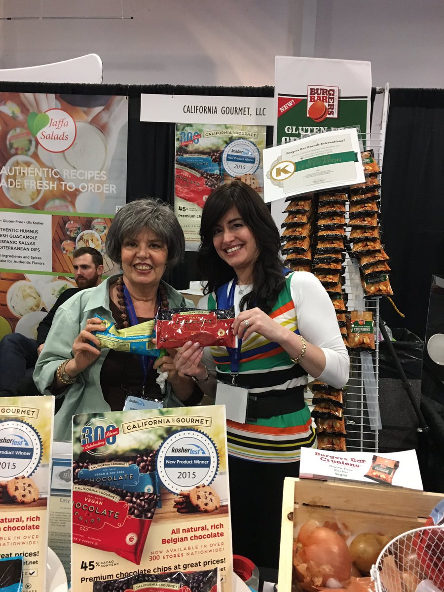 LevanaCooks's tweet photo. @californiagourmet #ChocolateChips not be fabulous? Just look at her delicious #ChocolateFace! My #MagicCookieBars R on package #Outrageous https://t.co/WuYXwjVG0o