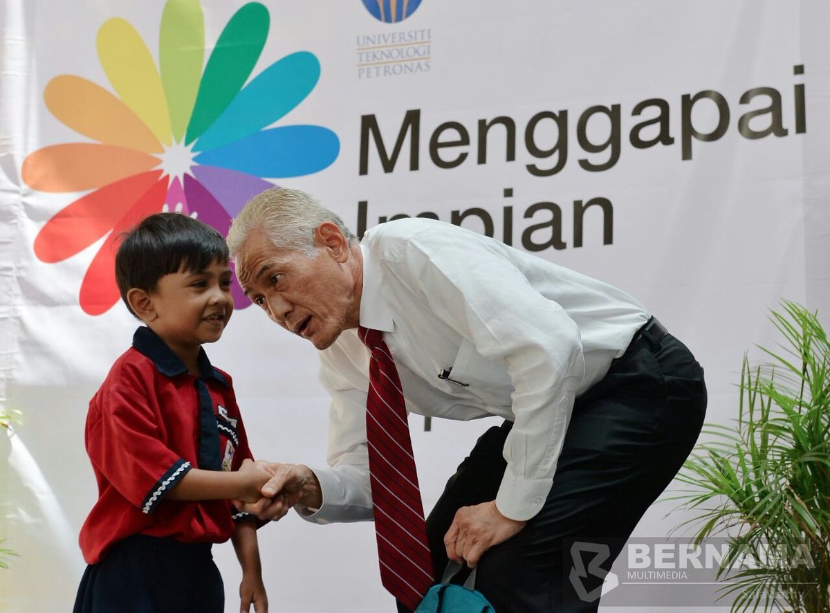 bernamadotcom's tweet photo. Naib Canselor Universiti Teknologi Petronas Abdul Rahim bersama penerima sumbangan program 'Mengapai Impian' di Seri Iskandar https://t.co/4wq6yd38uo