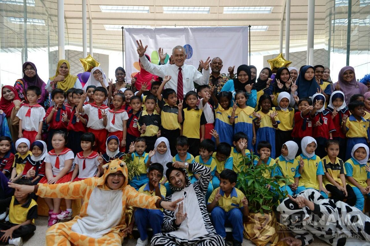 bernamadotcom's tweet photo. Naib Canselor Universiti Teknologi Petronas Abdul Rahim bersama penerima sumbangan program 'Mengapai Impian' di Seri Iskandar https://t.co/4wq6yd38uo