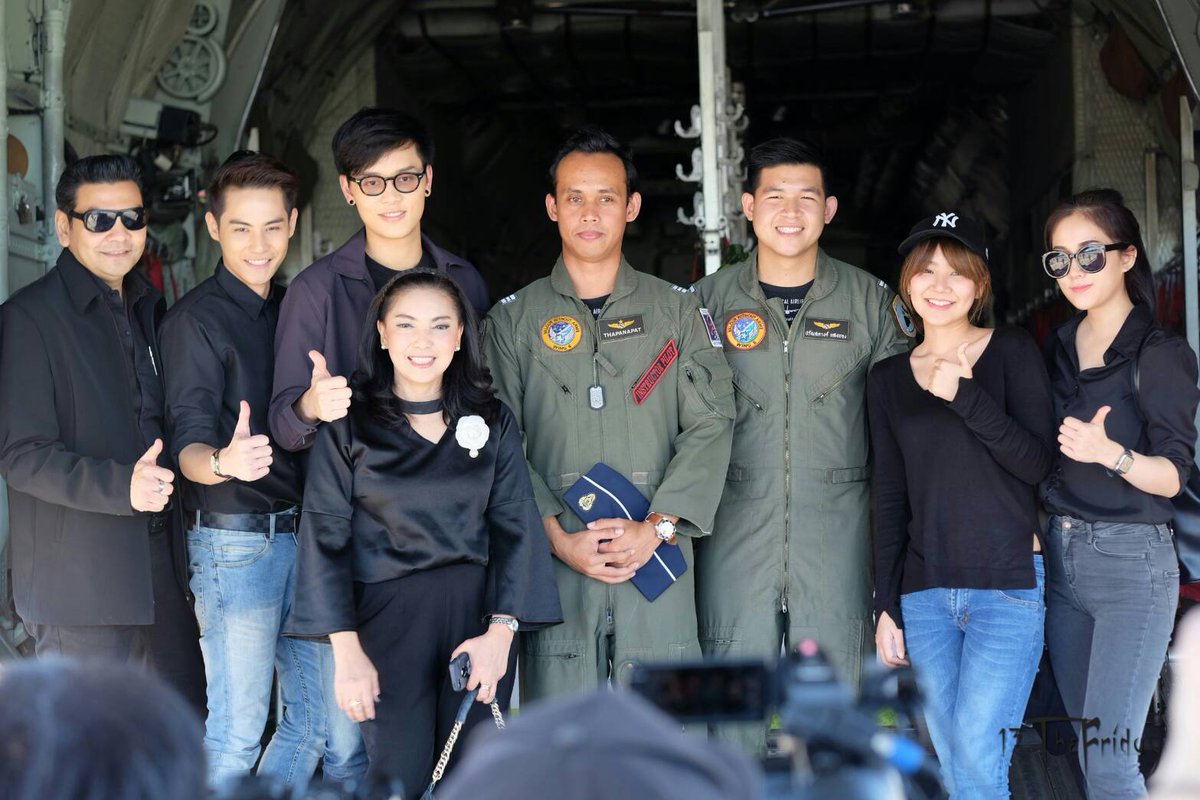 focusploysai_af's tweet photo. ถ่ายรูปรวม กับพี่ๆทหารจ้าาา ✈✈#กัสใส #truefantasia #af12 #afupdate #focusaf12 Credit. 📷🐹13thefriday https://t.co/QHYejCHLTy