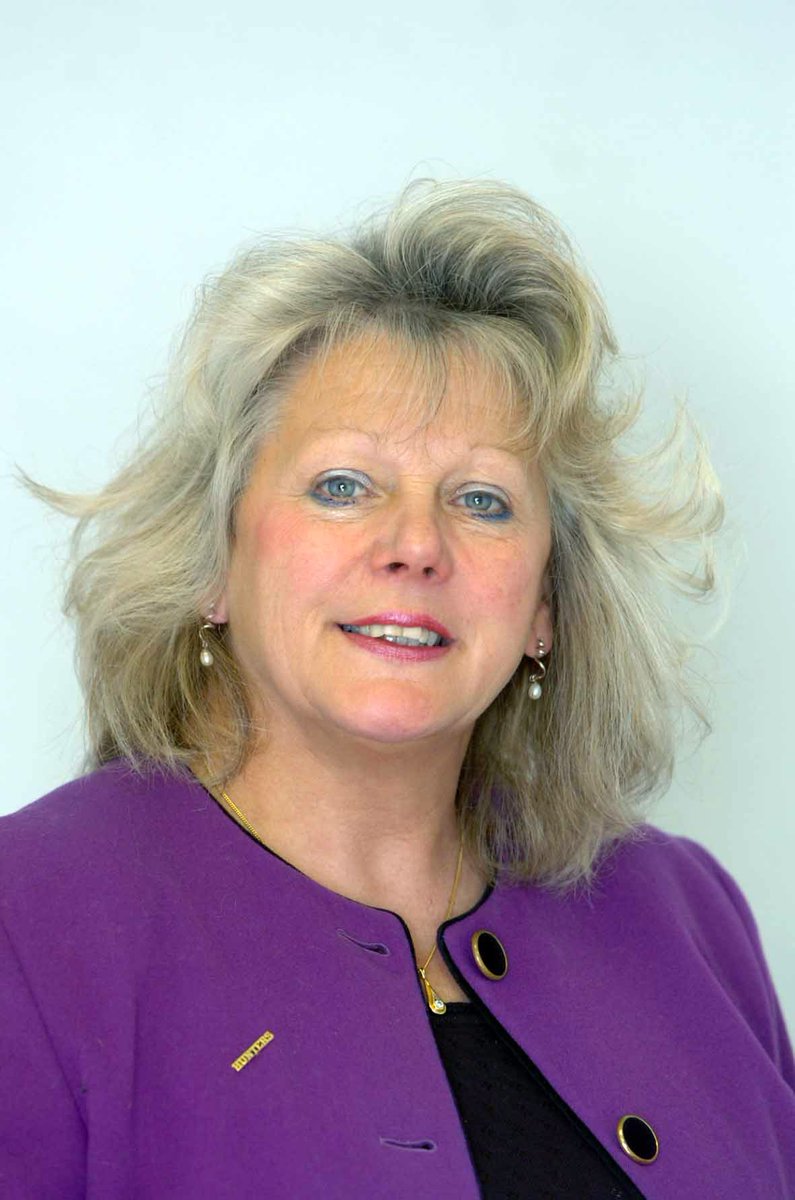 RelocationAgent's tweet photo. Congratulations to Julie Hyde from @HuntersGroup Knowle who was the 2nd top performing Negotiator across the #ReloAgent Network in 2015/16 https://t.co/9dCvN3FeVt