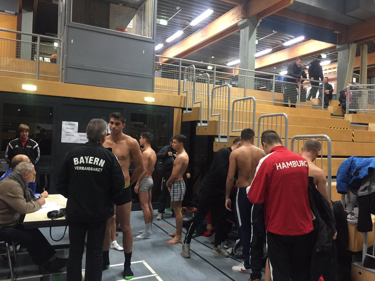 BoxZentrum's tweet photo. Erst wiegen , dann Arzt checken lassen ... und dann geht es wieder ab ... 

#Viertelfinale #Boxen #TeamBoxZentrum #DM #2016 #Straubing https://t.co/F9jHSkvuPt
