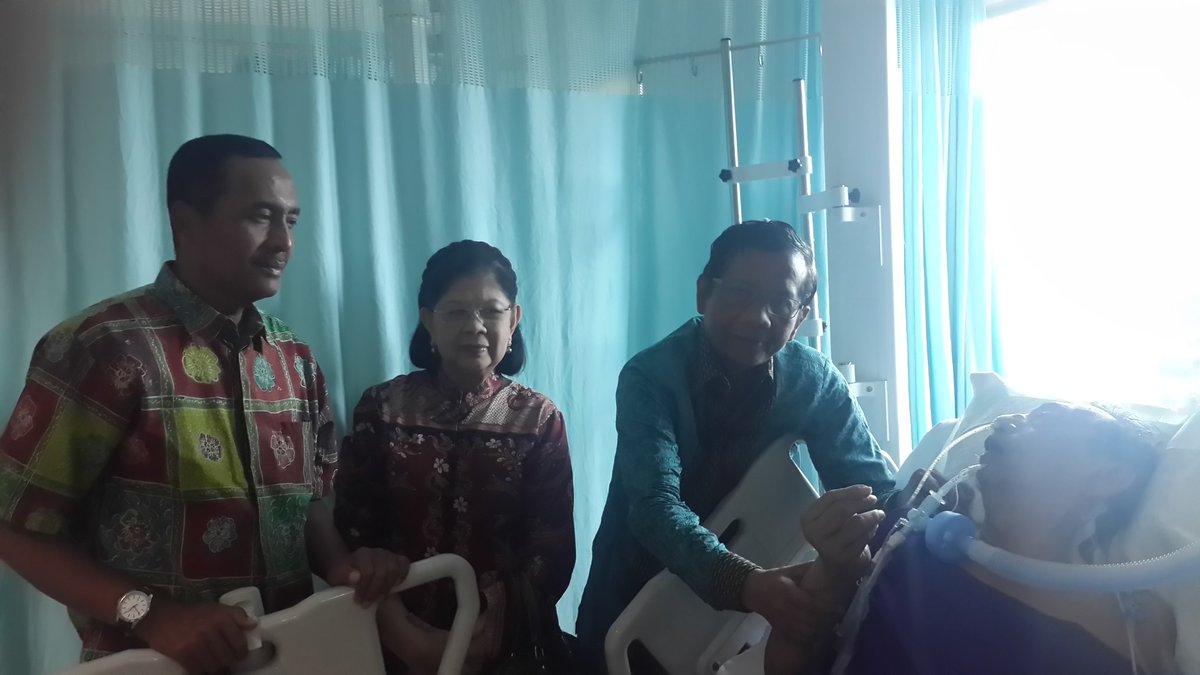 Berdoa utk kesembuhan kanda Mar'ie Muhammad (Menkeu yg Mister Clean). Sekarang sedang dlm perawatan di RS Pusat Otak Nasional, Cawang.