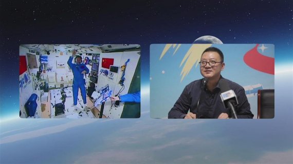 Echinanews's tweet photo. #SpaceJournal: Chinese astronauts accept 1st earth-space interview https://t.co/OcyjydtNUe https://t.co/KO86h3Z4S0