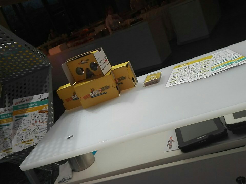 hailsxxEST's tweet image. Wir sitzen an unserem Stand und sind bereit für den zweiten Tag.
#itg16 #webdays #stand10