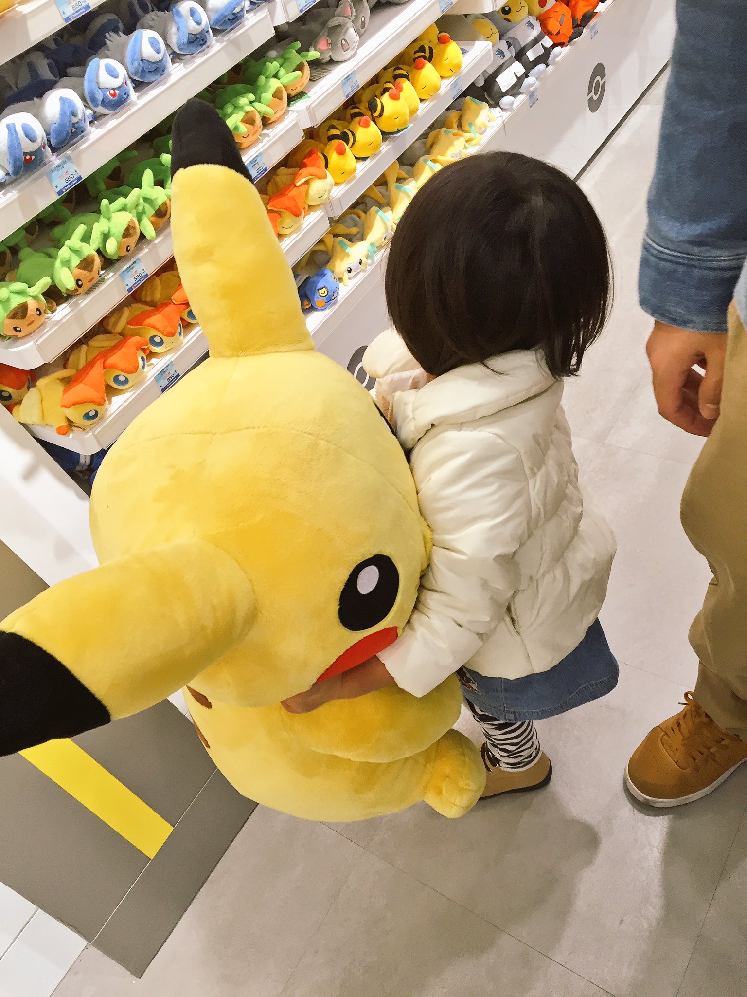 Poco 在 Twitter 上 娘が店内でデカいピカチュウを離さなくて参った 自分も小さい頃 自分とサイズ大差無い等身大ピカチュウのぬいぐるみ を抱えて店内をフラフラ その時買ってもらった子がはじめてゲットしたピカチュウだった 血は争えないなあ T Co