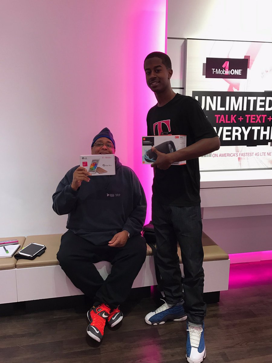 FahimAbidM1's tweet photo. Walked in having bill issues, walked out with awesome promotions #ProblemSolved #Jackson4514 @MobileOneLLC @eacaro9 @ChiLim07 @mattpilatti https://t.co/M36NmkZ1Hh