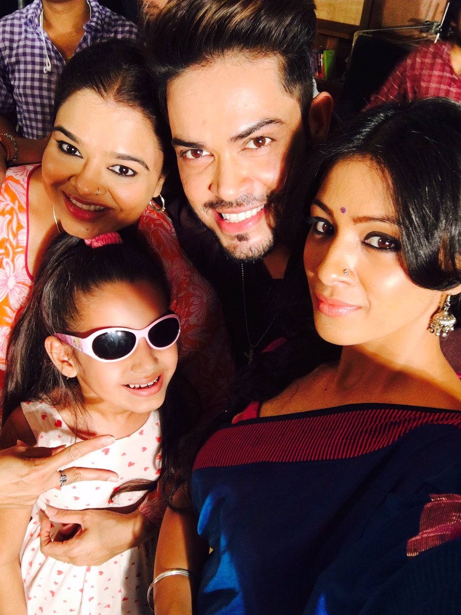 Don't forget to tune in <a href="/StarPlus/">StarPlus</a> at 9pm tonight #naamkaran <a href="/Barkha2812/">Barkha Sengupta</a>