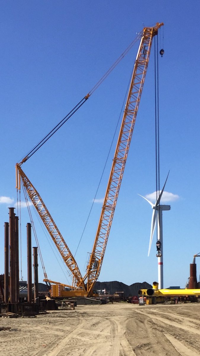 LubecoreEurope's tweet photo. Voor Lubecore geen probleem ! Daarom het oude smeersysteem verwijderd. Deze #Liebherr LR1600 smeert weer zoals het hoort. https://t.co/3g1plVrwzU