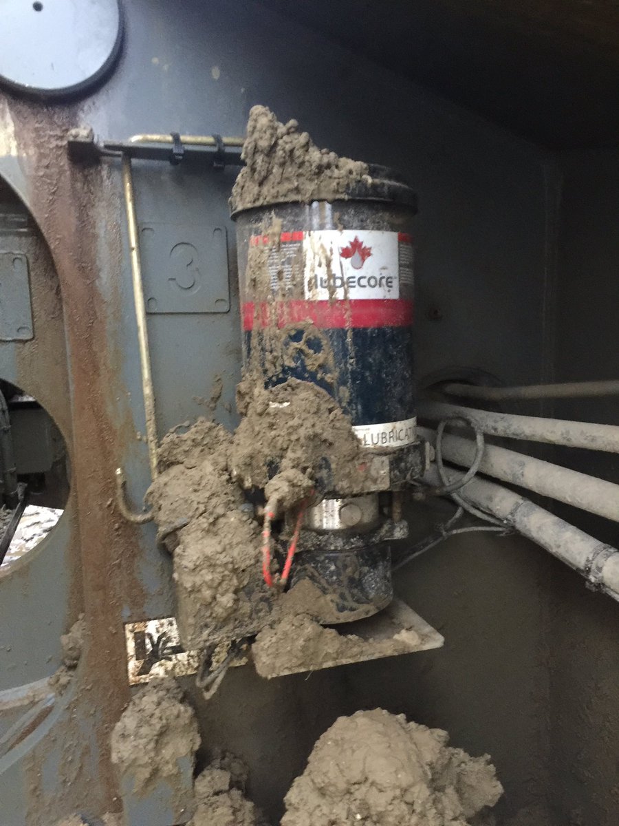 LubecoreEurope's tweet photo. Voor Lubecore geen probleem ! Daarom het oude smeersysteem verwijderd. Deze #Liebherr LR1600 smeert weer zoals het hoort. https://t.co/3g1plVrwzU