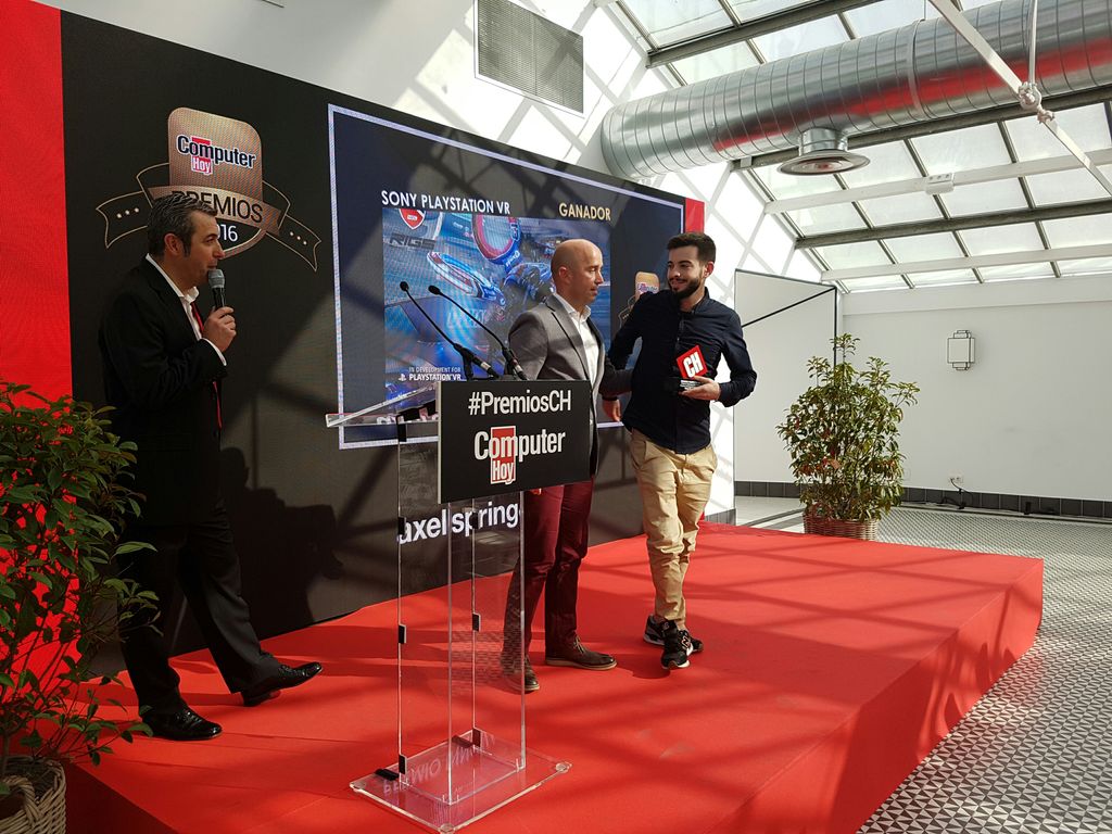 computerhoy's tweet photo. ¡Premio Especial de la Redacción a la Innovación en Videojuegos para @SonyEspana por su Sony PlayStation VR! ¡Enhorabuena! #PremiosCH https://t.co/FDf4lJOVOg