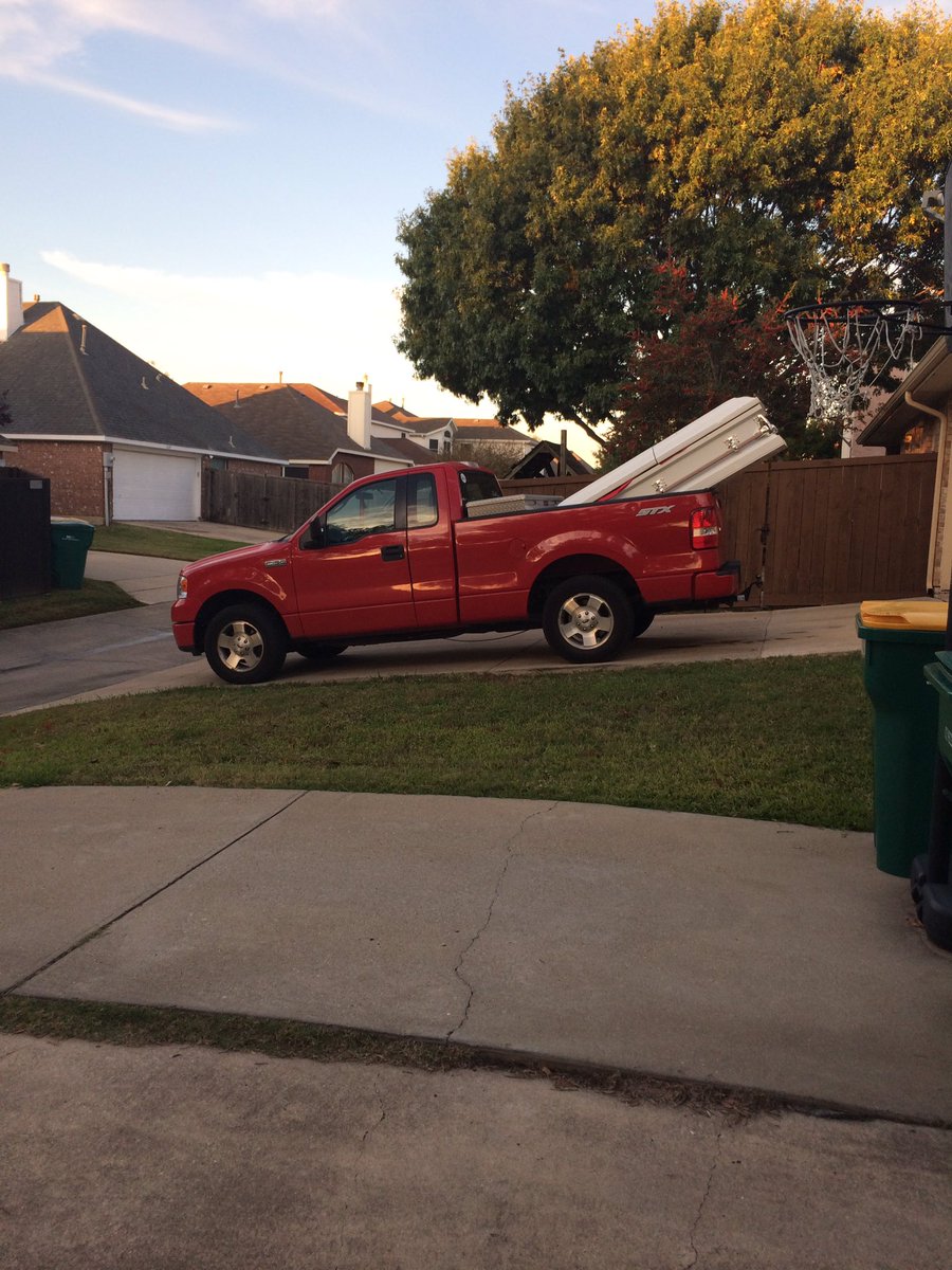 theMattstro's tweet photo. Ever wonder what your neighbors do? Yeah, me too. #Imawakenow #pleasenovampirestuff #whocancaptionthis https://t.co/vnpucVd32X