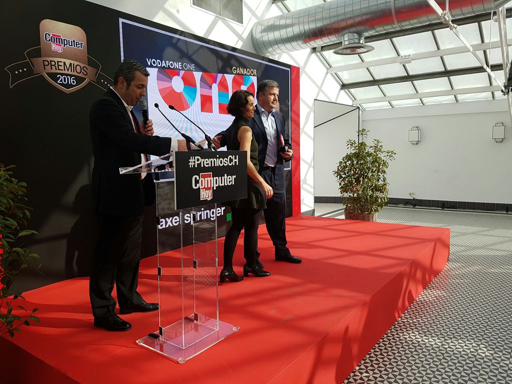 computerhoy's tweet photo. Se lleva el Premio Especial de la Redacción al Mejor Operador de Telefonía Vodafone One. ¡Felicidades @vodafone_es! #PremiosCH https://t.co/PY5bhWOYlX