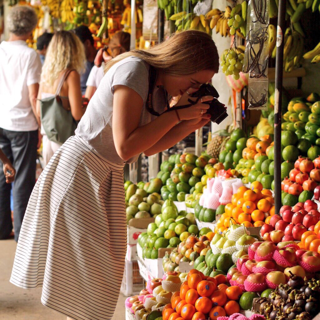 travelista_uk's tweet photo. Blogger at work! We visited Kandy's colourful central market this morning and I couldn't stop snapping #DiscoverYourSmile @ThomsonHolidays https://t.co/Auqtm3ZQJe