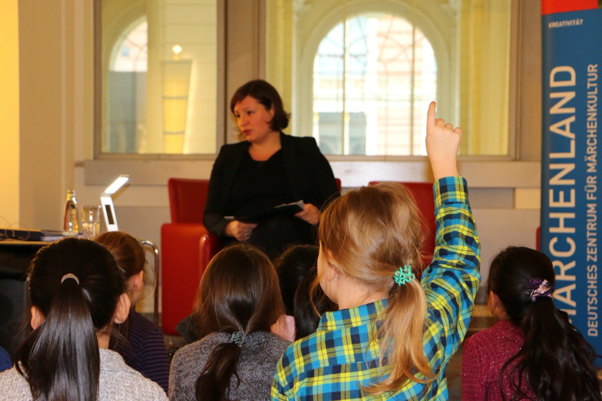 GrueneFraktionB's tweet photo. Berliner #Märchentage im #AGH: Vorlesen ist wichtig für Kinder! @Antje_Kapek liest Kindern aus Lichtenberg das Märchen "Binsenkappe" vor. https://t.co/QeeOGoxMiC