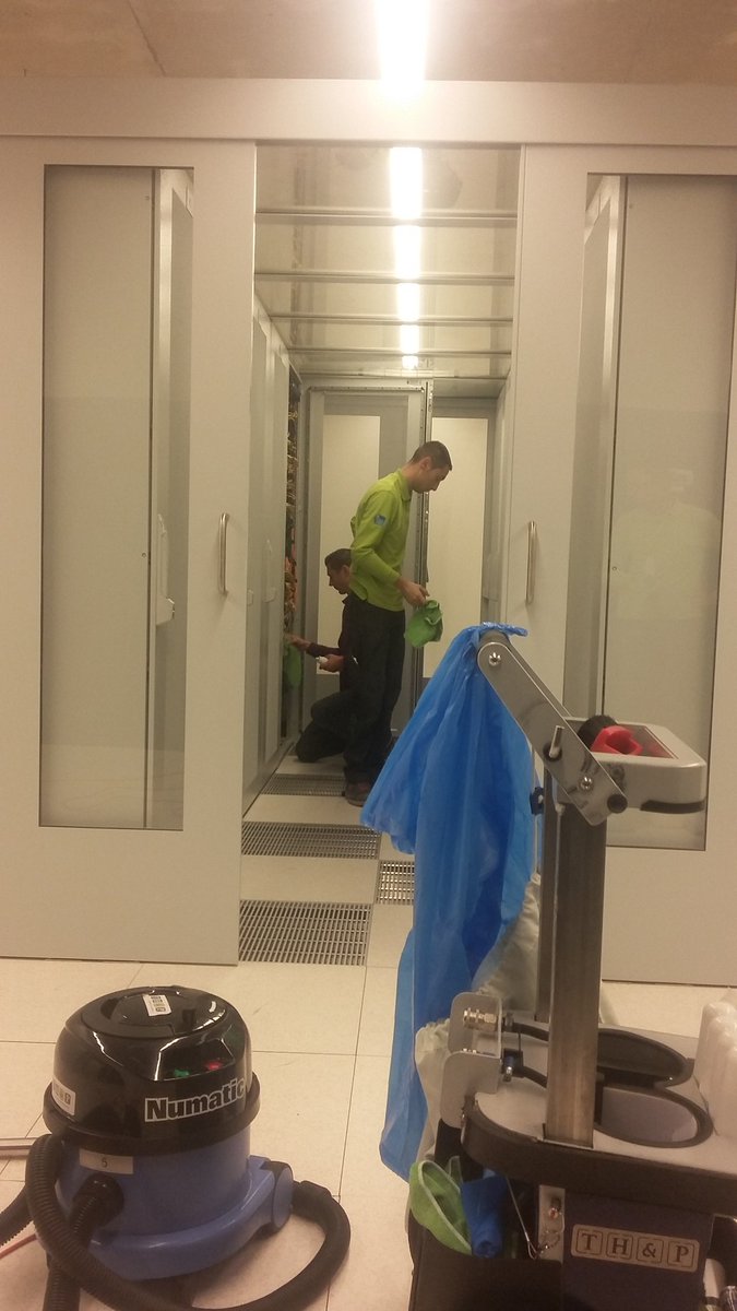 NicoLansen's tweet photo. Ook de serverruimte @vivazorggroep moet wel eens schoongemaakt worden. Goed bezig @THP_NL https://t.co/OYvnN8xryd