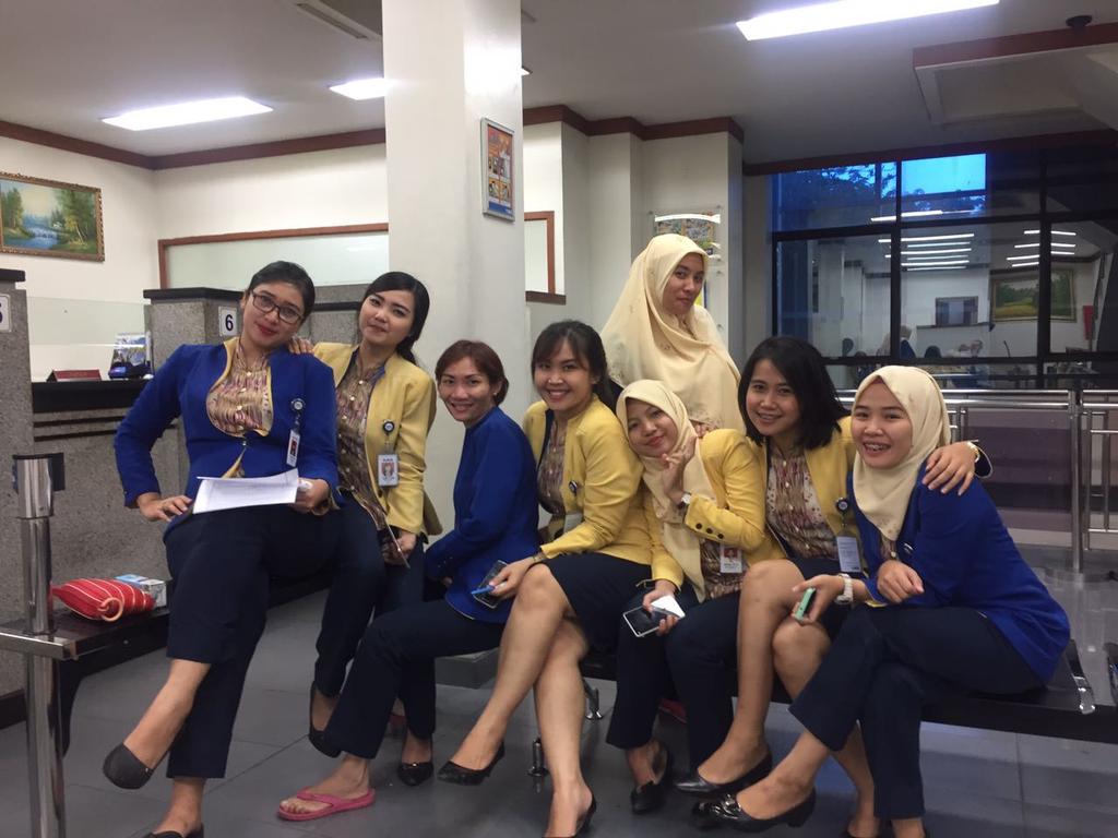 LiiaoLet's tweet photo. namanya juga wanita 📷👭👭#meetingteam# https://t.co/3PchrRKUDf