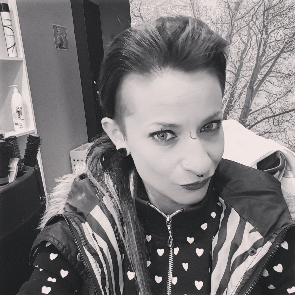 nahiast28's tweet photo. #barberianagorepeluqueria
#nagorerockergirl 
@nahiast28 https://t.co/GOEINOzNdd