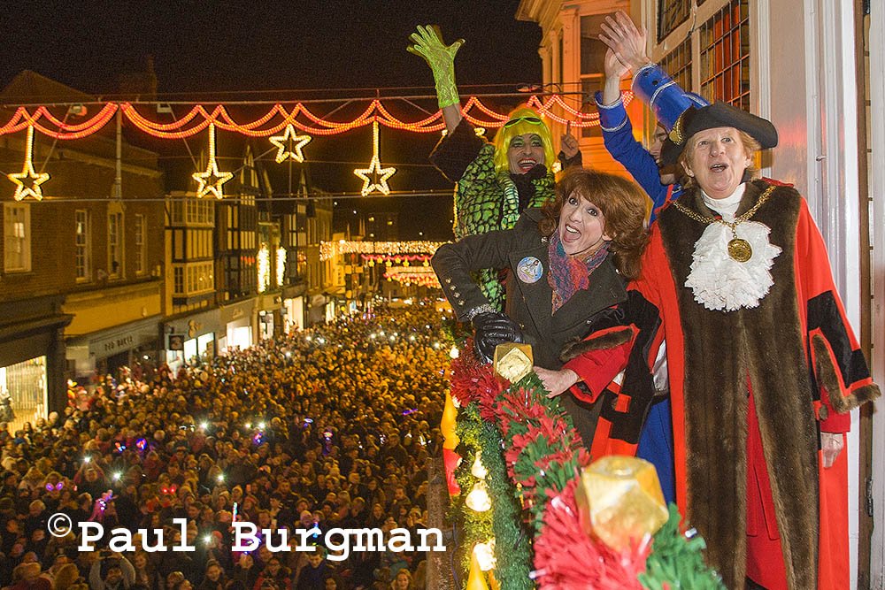 abbot_george's tweet photo. CHRISTMAS IS COMING TO GUILDFORD TONIGHT, LIGHTS BEING SWITCHED ON MULLED WINE AND QUIZ. @ExperienceGford @ChristmasCount https://t.co/ZH3CusX4LL