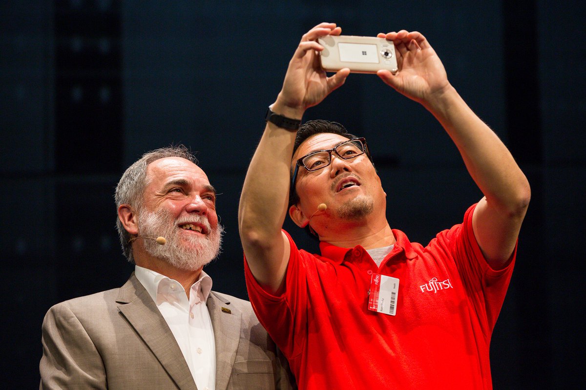 Fujitsu_Global's tweet photo. CTO Reger & Kozo Gisuka take a selfie on stage to demonstrate transfer learning #Keybote #FujitsuForum #AI https://t.co/tCfhRR9XIN