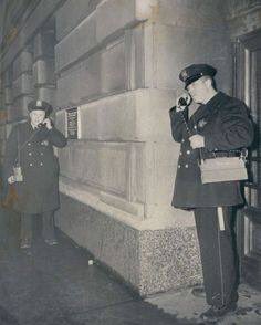 Chicago_Police's tweet image. Chicago Police Presents: #Throwbackthursday
Chicago police testing their new “walkie-talkies”, 1952, Chicago.

#TBT
