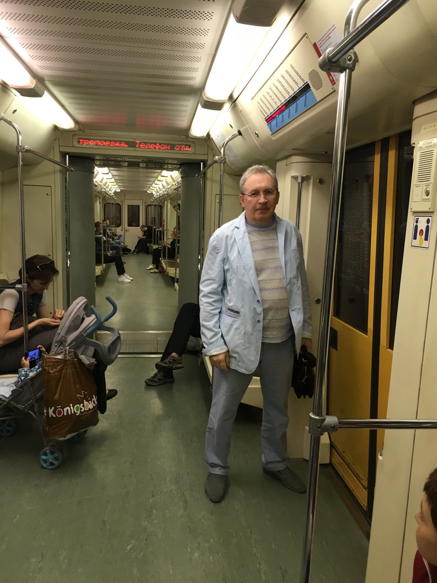 ErnestMakarenko's tweet photo. В Москве стало радикально удобнее ездить с введением платных парковок. Но я езжу на метро.
https://t.co/CmdukYV3Yg https://t.co/VyRST6vDUF