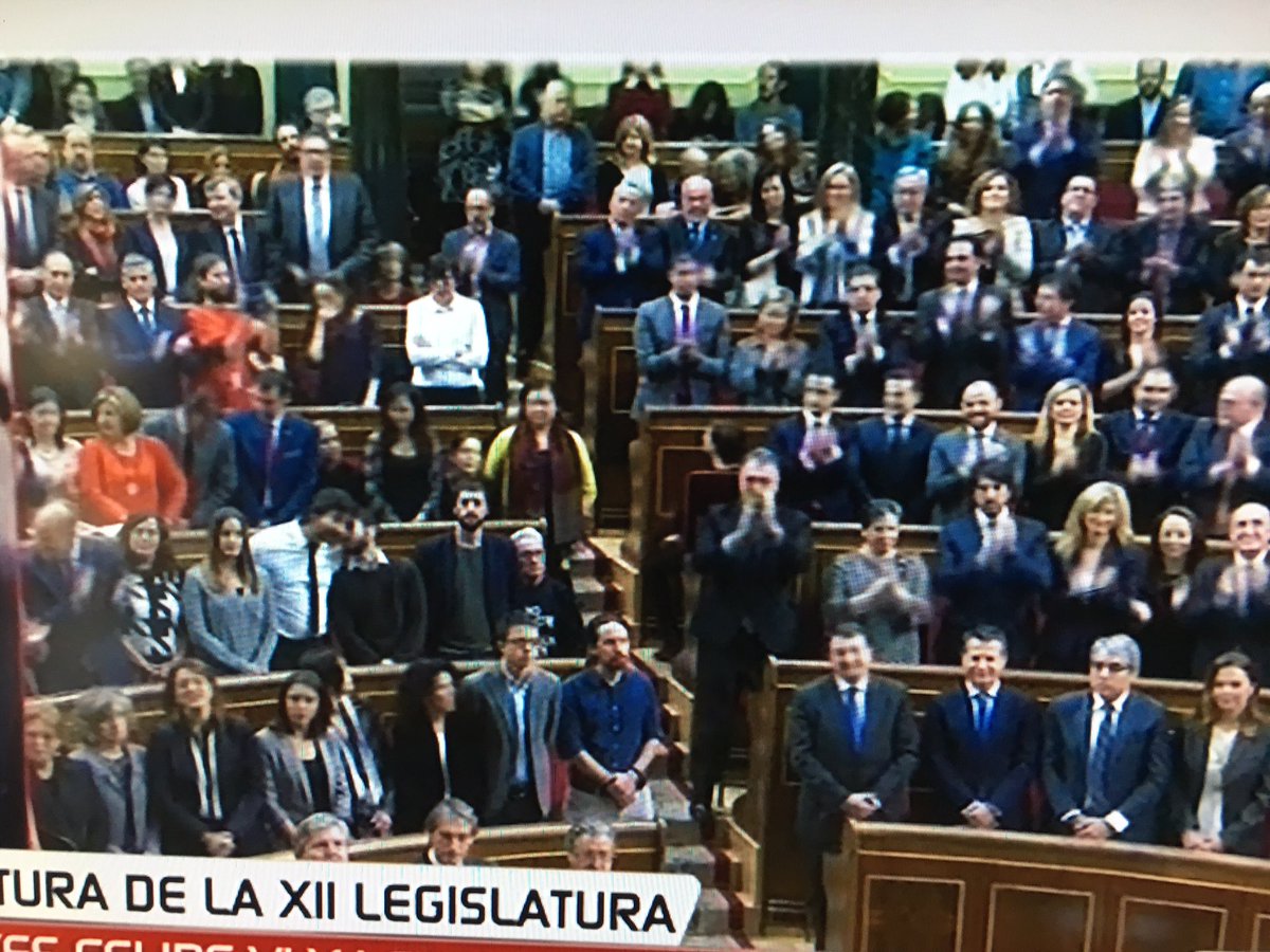 ferran_pelat's tweet photo. Nada que aplaudir! Verguenza de PP #Paisdepanderetas #AnimoPodemos #VayatelaConLosDelPP #PateticPeople 😡🖕🏻 https://t.co/tjwJp1iEGy