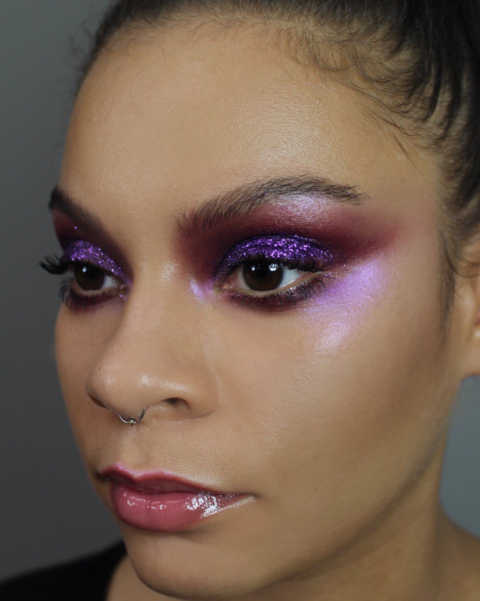 MAC_Claire_M's tweet photo. Purple obsession 💜 #MACGlitter https://t.co/FJ7uu3TNns