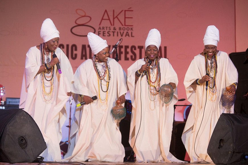 ASIRIMagazine's tweet image. #EventPost Brymo, Falana, and Adunnu Nefretiti Kick-off Ake with Mercurial Performances bit.ly/2eJ7JTm #AkeFest16