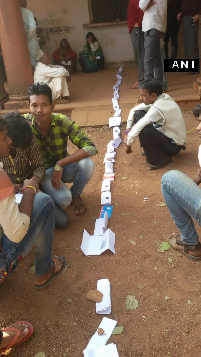 mazhar_jafri's tweet image. Unique passbook queue seen in Shivpuri Madhya Pradesh #DeMonetisation #रोती_जनता_हँसता_मोदी #ModiSurgicalStrikeonCommonMan
