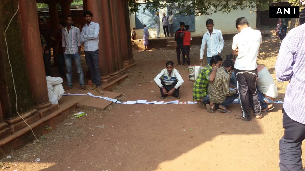 mazhar_jafri's tweet image. Unique passbook queue seen in Shivpuri Madhya Pradesh #DeMonetisation #रोती_जनता_हँसता_मोदी #ModiSurgicalStrikeonCommonMan