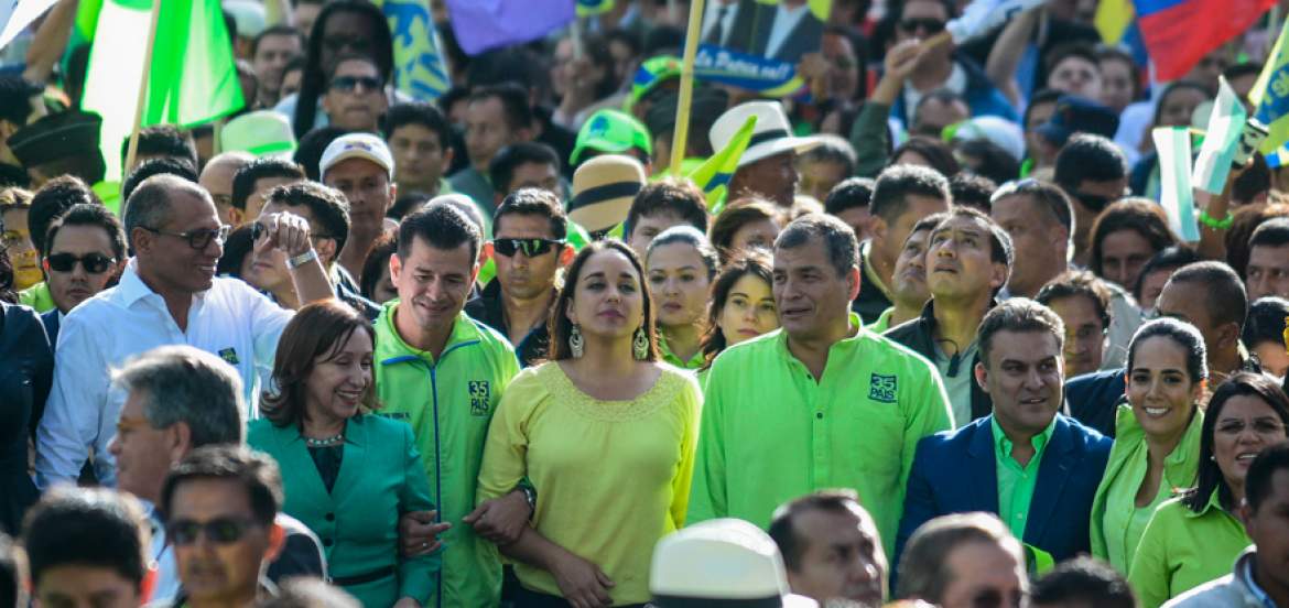 #Elecciones2017EC |
El binomio Moreno-Glas inscribió su candidatura ► tinyurl.com/gm7dsra