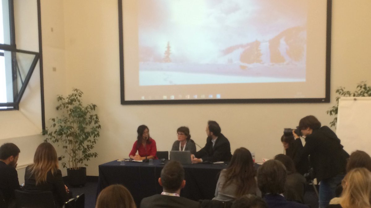 Ora live la testimonianza della #food stylist <a href="/Roberta_Deiana/">Roberta Deiana</a> e la sua avventura con il progetto polli social food. #schf16