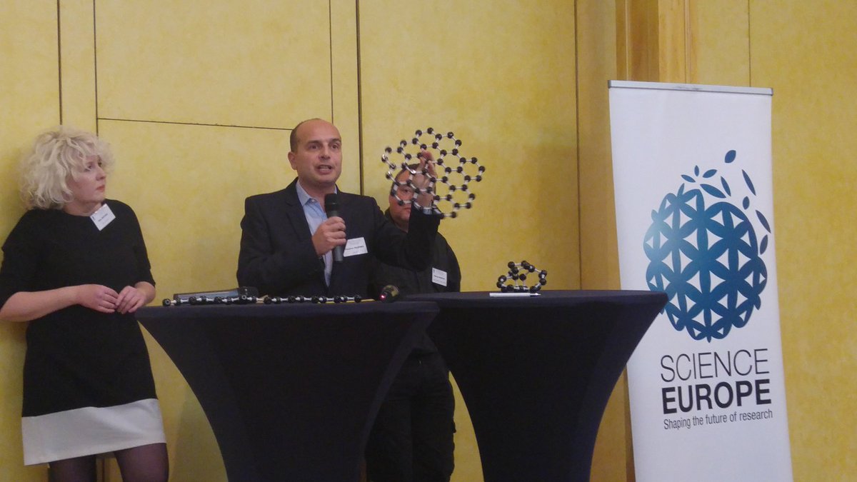 lunastokes's tweet photo. At #SEimpact learning about #graphene, 'atomic chicken wire' and the history of polymers cc @ScienceEurope https://t.co/HqiENBDCLD