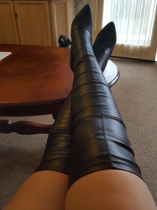 New boots! I just need some worshiping! 😉Lol xxx https://t.co/bslF8BLPHv