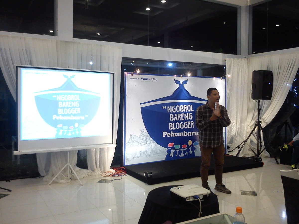 RizkiAlfateh's tweet photo. stand up comedy Pekanbaru mengisi tawa acara blogger dan BCA ini  #ngobrolbloggerPKU #InovasiBCA  #anticaPKU https://t.co/omkMLOnTfv