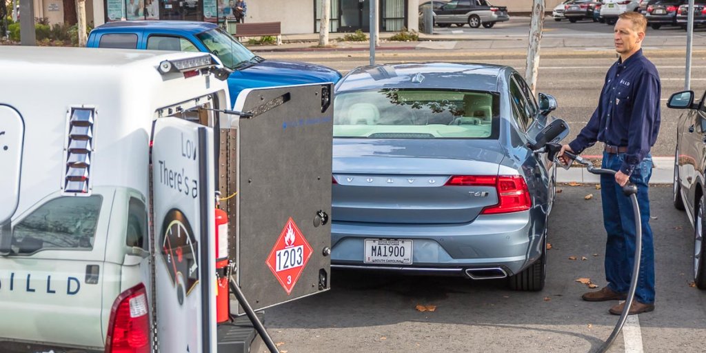 BusinessInsider's tweet photo. The automaker that wants to eliminate car keys now lets you order gas fill-ups on-demand https://t.co/g0XbTgTqO5 https://t.co/iHn9kdTn1a
