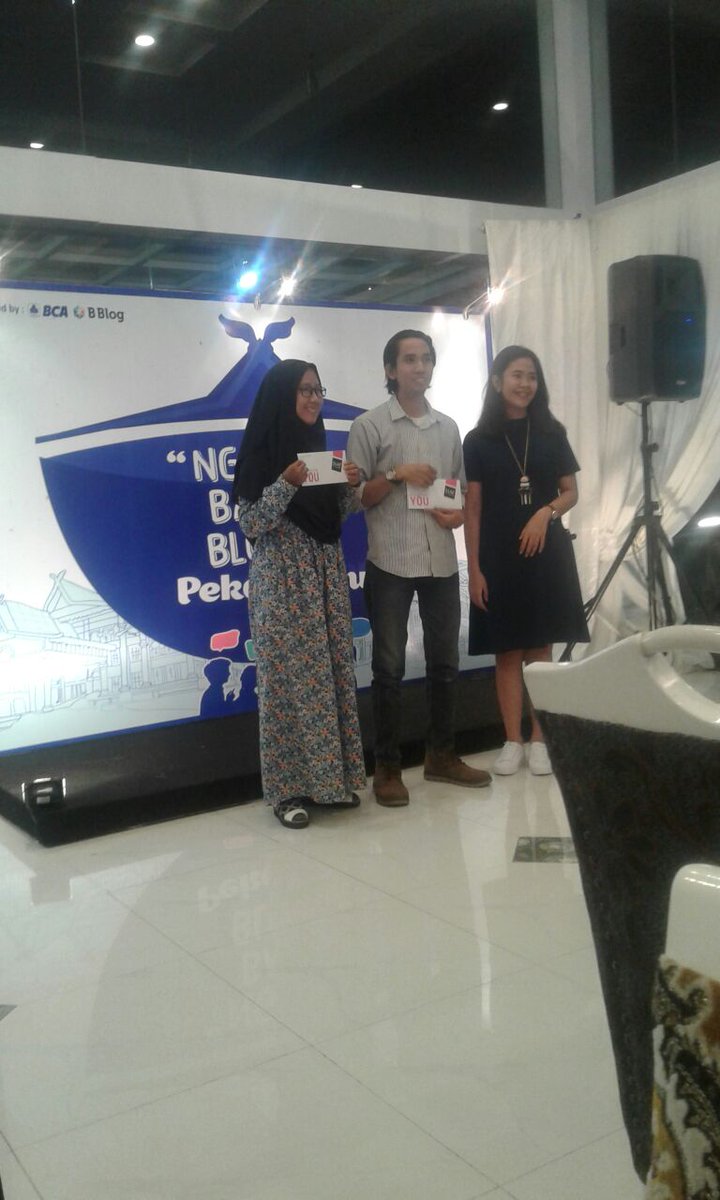 RizkiAlfateh's tweet photo. Alhamdulillah saya dan @mutmuthea dapat hadiah dari BCA atas pertanyaan &amp; photo terbaik  #ngobrolbloggerPKU #InovasiBCA  #anticaPKU https://t.co/3EkfxlKU8g