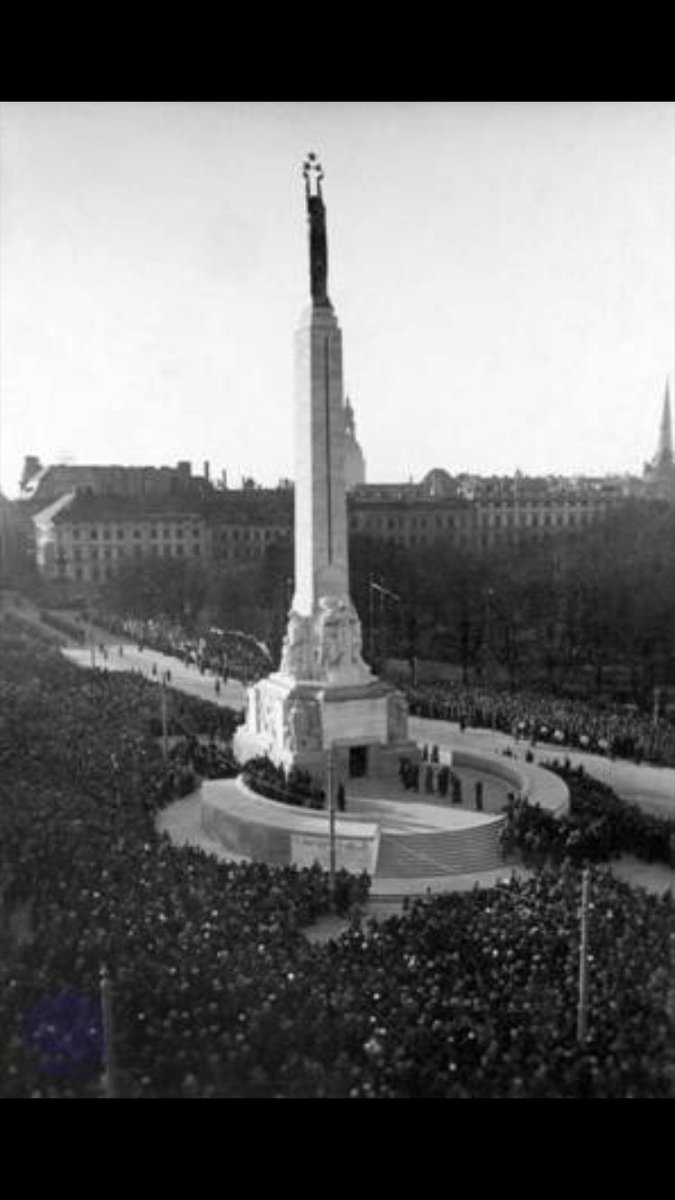 1935. gada 18. Novembrī Rīgā tika atklāts Brīvības piemineklis.