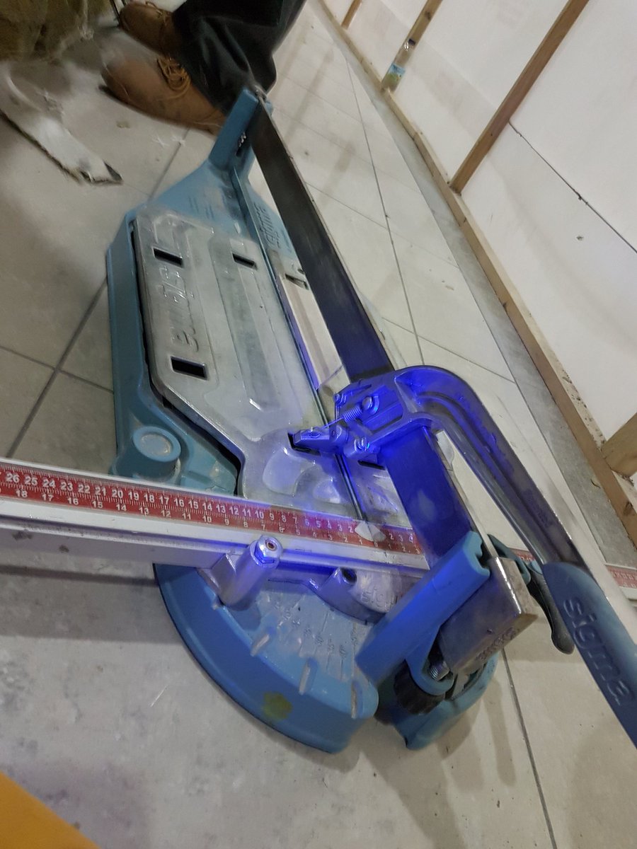 JacksonTiling's tweet image. Thers me sigma with its neon lights on