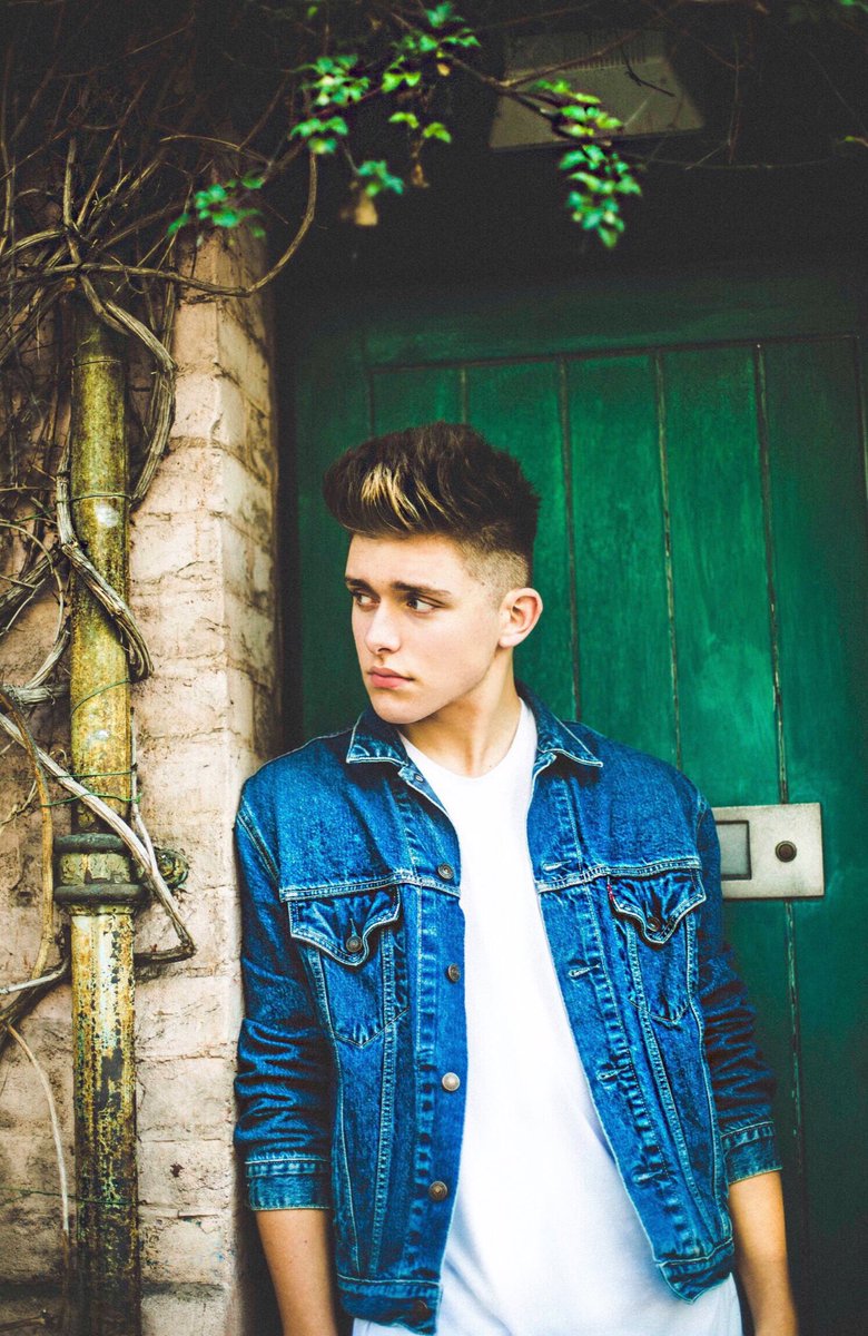 WWCHARLIEJONES_'s tweet photo. RT!!RT!! 🌙

🎶 just how fast the night changes 🎶💜💜

@CharlieJones 💜
@erhello 💜
@presenterrik 💜💜

(Plus signed photo comp coming this weekend) https://t.co/9ebeX07mXO
