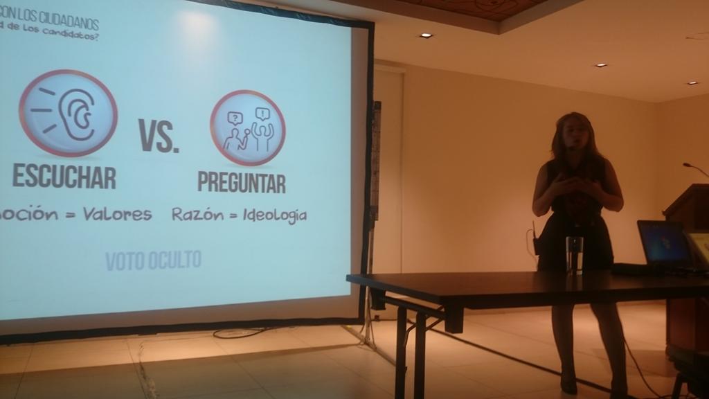InnovArts's tweet photo. @FernanCZ en su conferencia ¿Cómo hablar con los ciudadanos sobre la profundidad de los candidatos? #Auditorio3 #Cumbrequito @CumbreCP https://t.co/KXvdfe4OqK