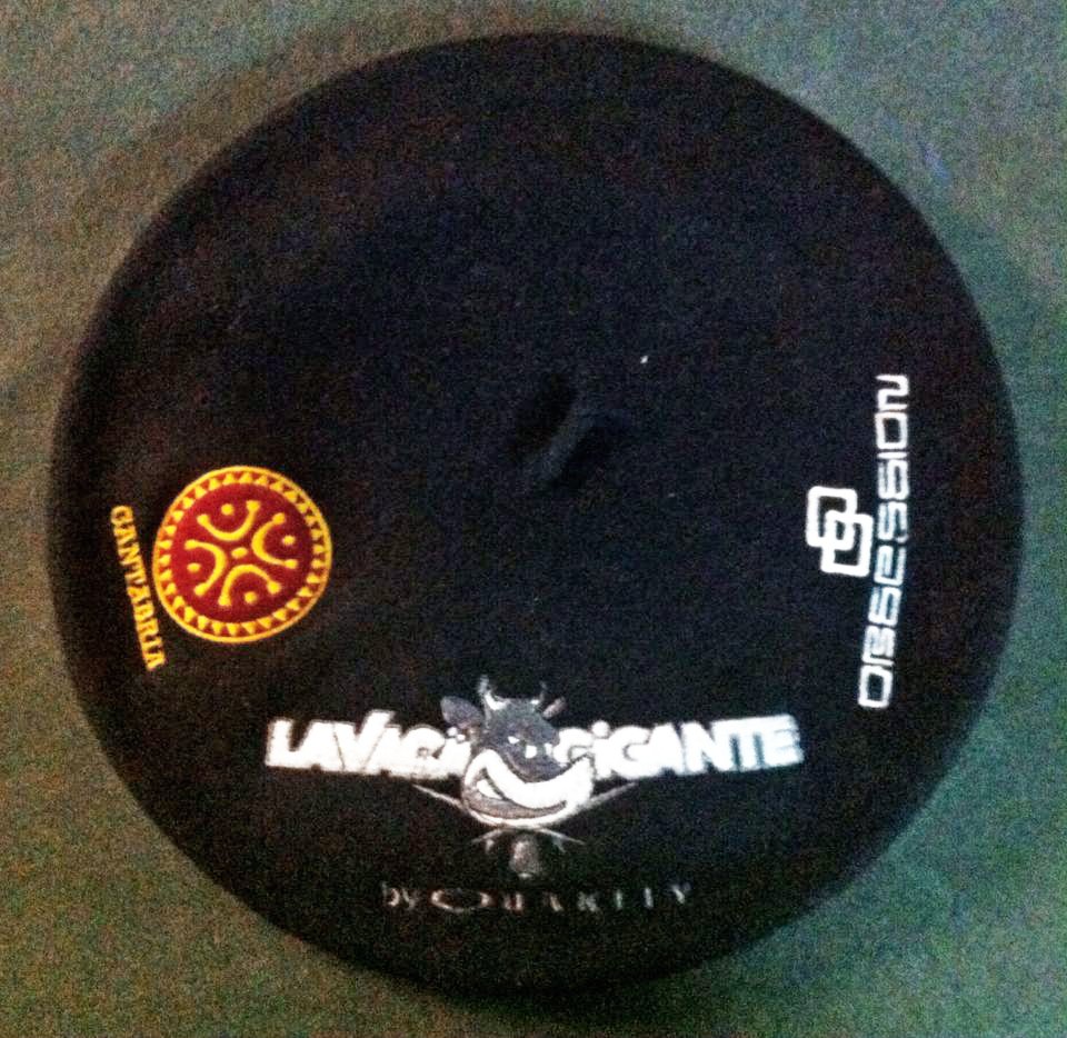 Seguimos dando un toque cántabro a la prueba de surf La Vaca Gigante by Oakley. BOINA bordada con todos los logos para los ganadores :)